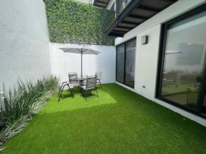 Excelente departamento c/jardín.